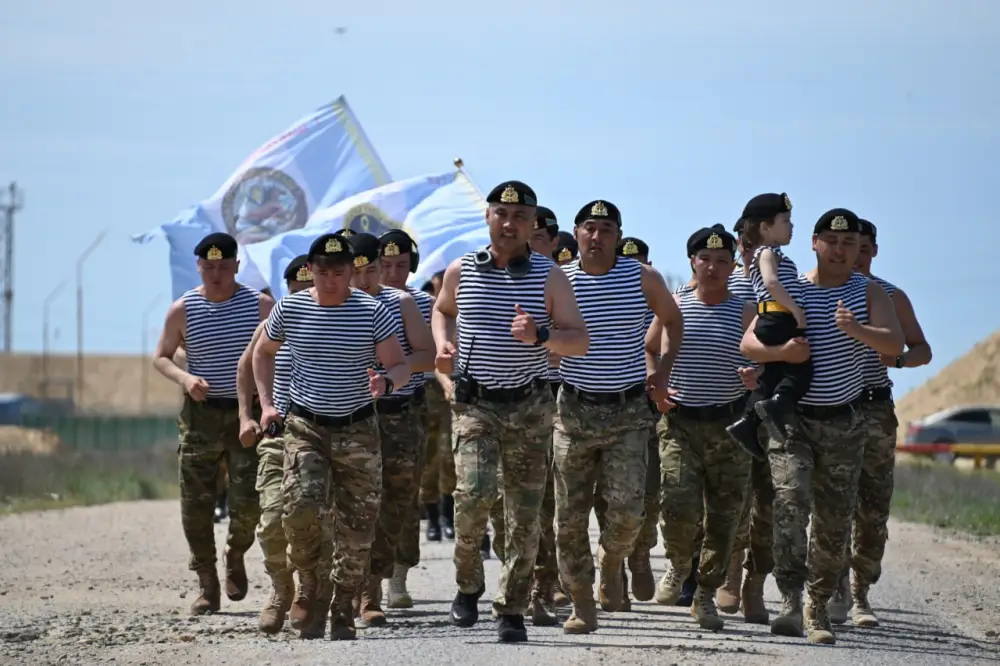 Более тысячи морских пехотинцев пробежали 10 км в честь Дня защитника Отечества (10)
