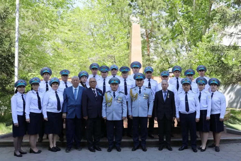 Цветы памяти: Транспортные полицейские почтили героев у монумента "Мәңгілік ұмытылмас есімдер" в Астане {city2}