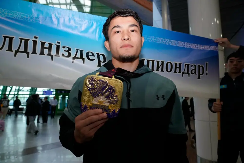 Чемпиона Азии по борьбе торжественно встретили в столице (4)