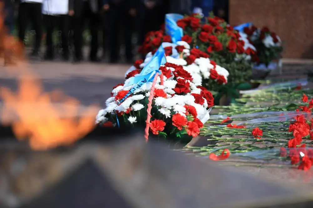 В День Победы актюбинцы возложили цветы у Обелиска Славы (10)