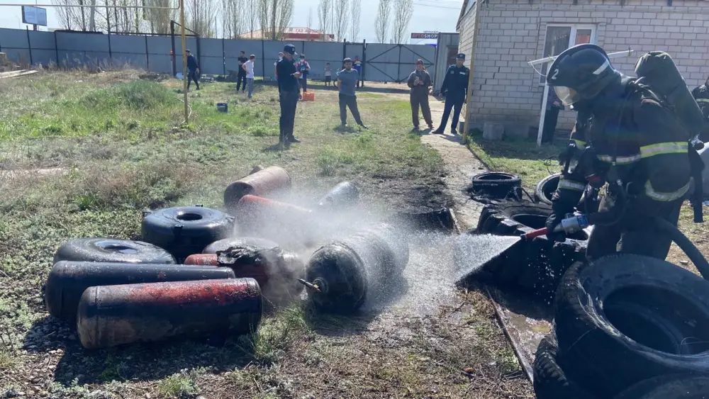 Спасатели МЧС вынесли из пожаров более 600 газовых баллонов {city2}