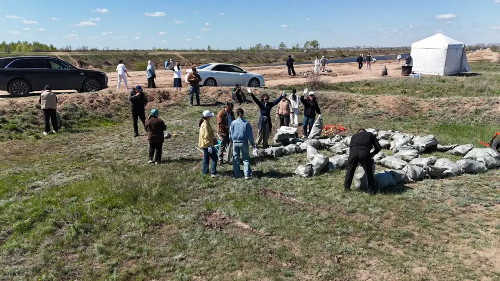 В Астане прошла акция «Мөлдір бұлақ», в которой приняли участие 150 женщин для очистки набережной {city2}