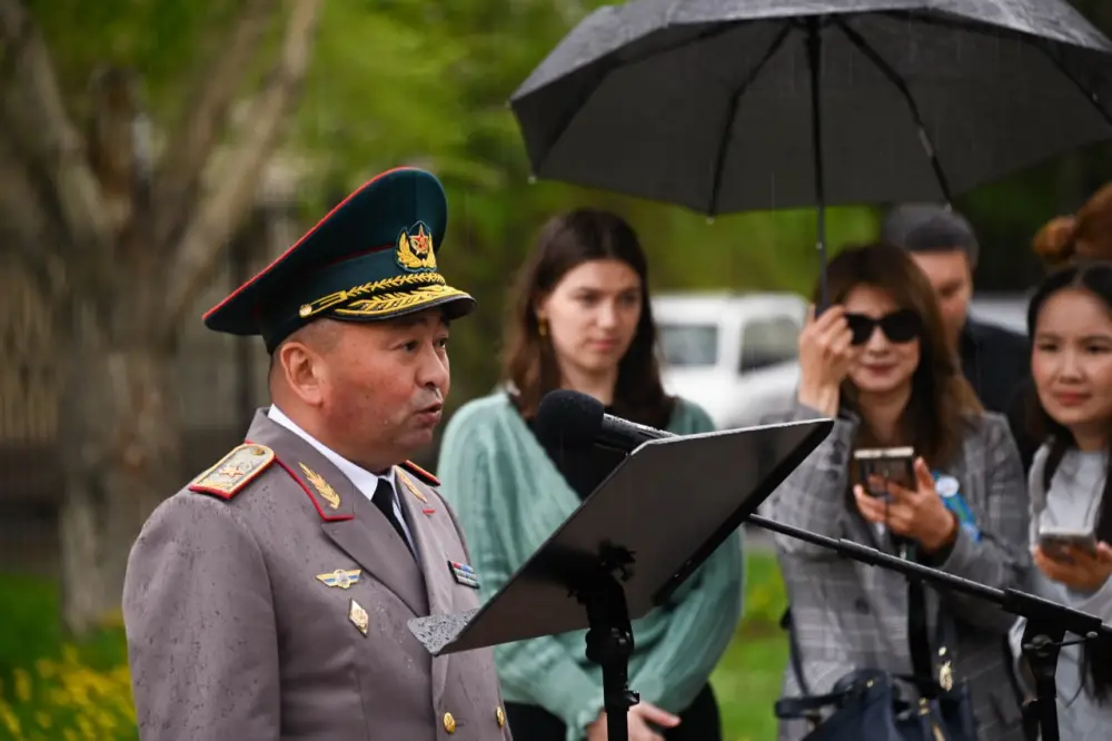 В Астане потомкам казахстанских партизан вручили награды Франции (3)