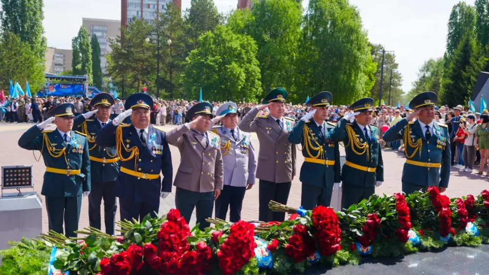 В День Победы в областном центре ВКО к мемориалу Славы возложили цветы (5)