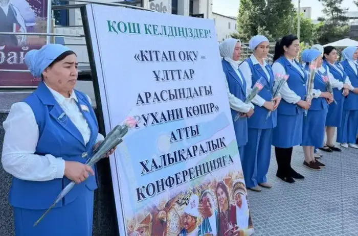 Литературная делегация Туркестана посетила Узбекистан и возложила цветы к памятнику Шарафу Рашидову {city2}