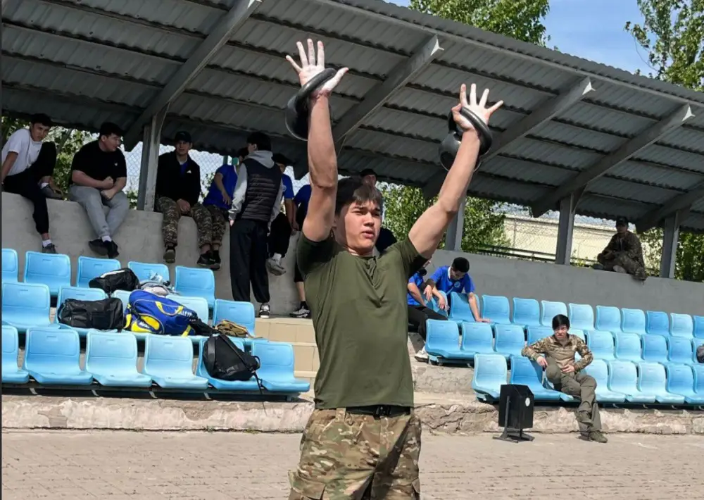 В Астане прошли военно-патриотические игры среди студентов колледжей (5)