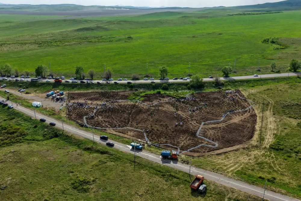 В Усть-Каменогорске высадили 7 тысяч саженцев, формируя контур карты ВКО в туристической зоне «Чечек» {city2}
