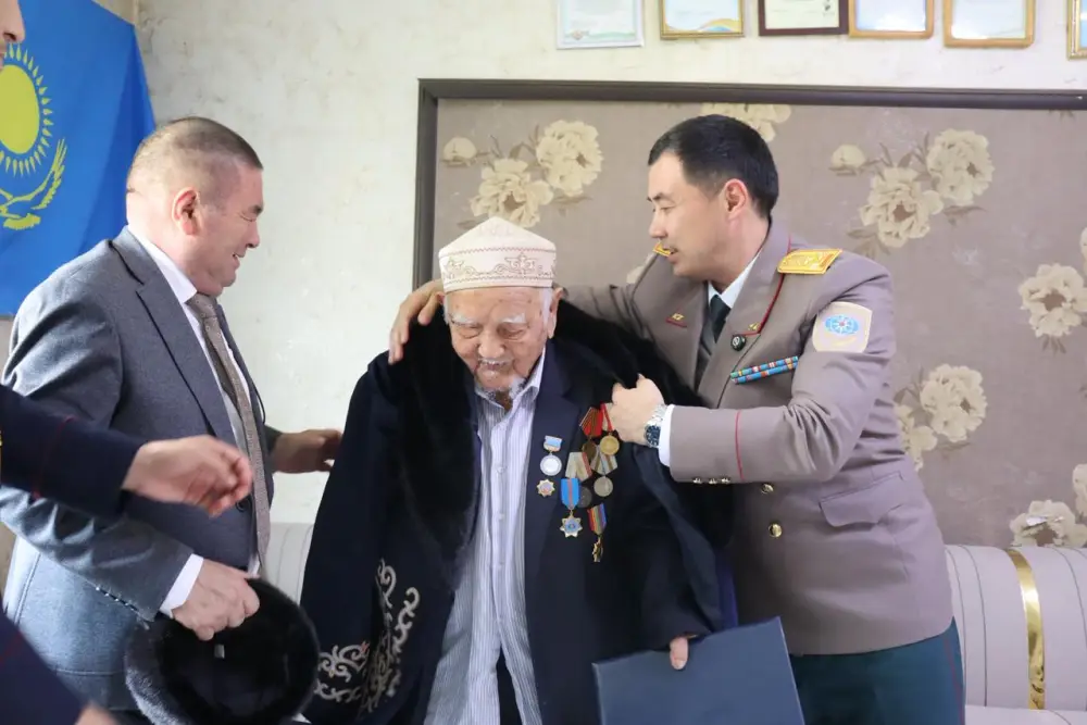 Спасатели поздравили 100-летнего ветерана пожарного с Днем Победы (2)