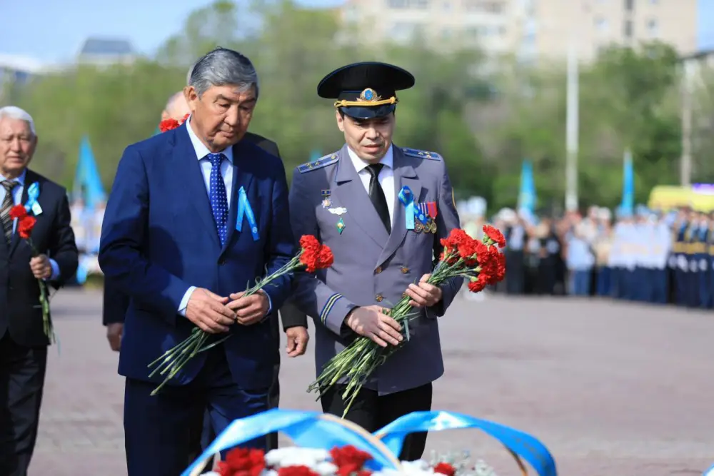 В День Победы актюбинцы возложили цветы у Обелиска Славы (7)