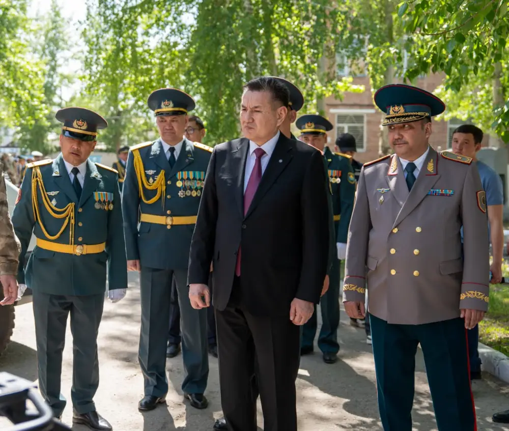 Аким ВКО посетил воинскую часть и поздравил военнослужащих с праздником (7)