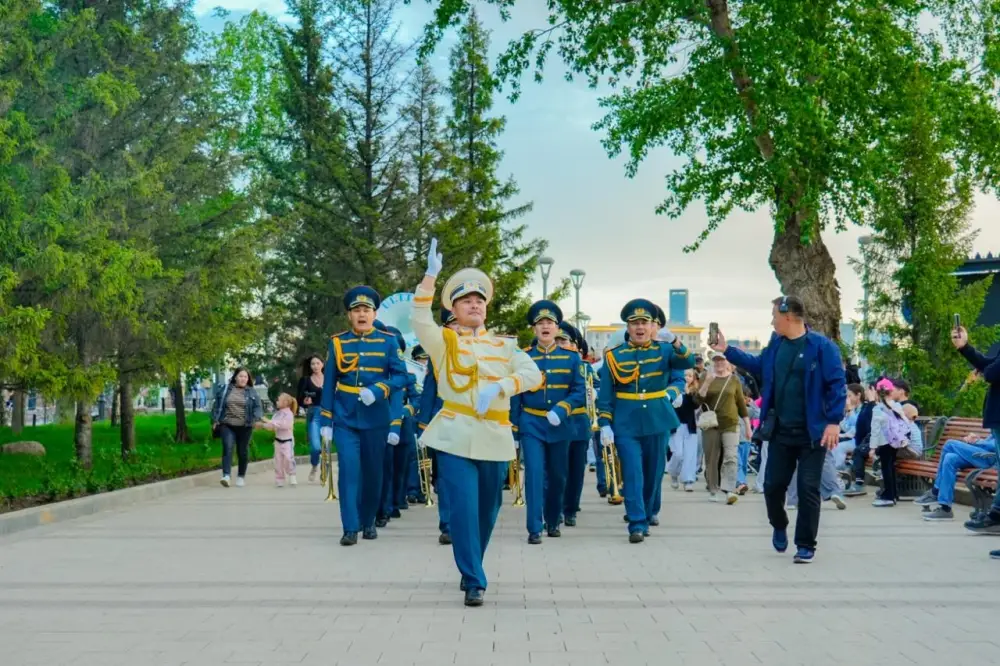 Современные хиты в исполнении военного оркестра прозвучали в Астане в День защитника Отечества (8)