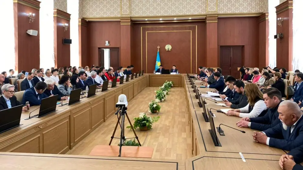 Обсуждение налоговых инициатив и поддержки производителей на встрече предпринимателей Карагандинской области с вице-министром экономики {city2}