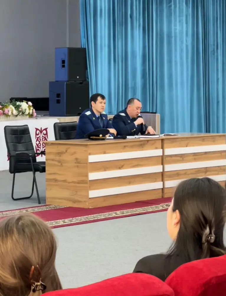 В Астане прокуроры провели лекцию для школьников (2)