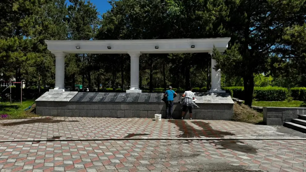 «Таза Қазақстан»: в Жетісу очистили территорию вокруг памятников, посвященных участникам Великой Отечественной войны (2)