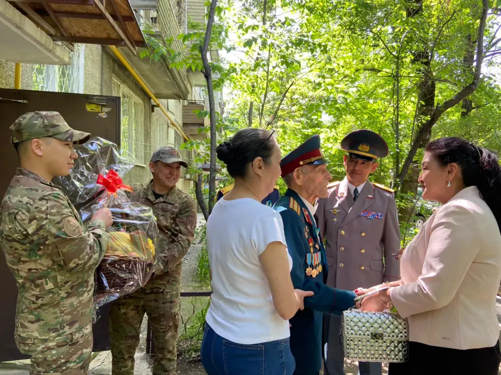 Поздравление 99-летнего ветерана ВОВ Егора Долидуды с Днём Победы в Алматы {city2}