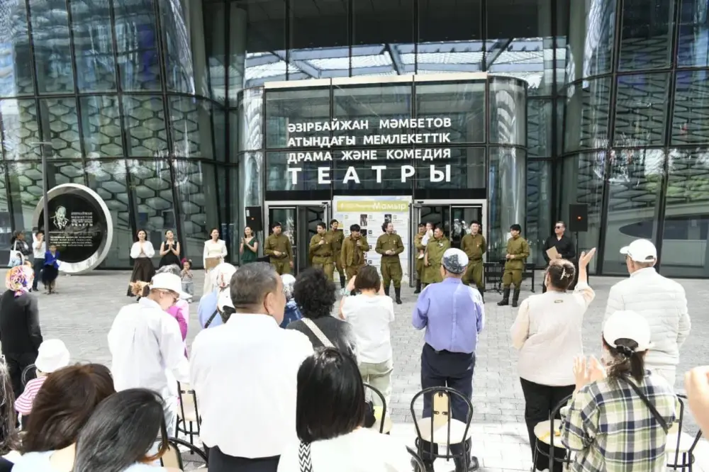Театрализованный концерт на столичной площади провели в честь Дня Победы (2)