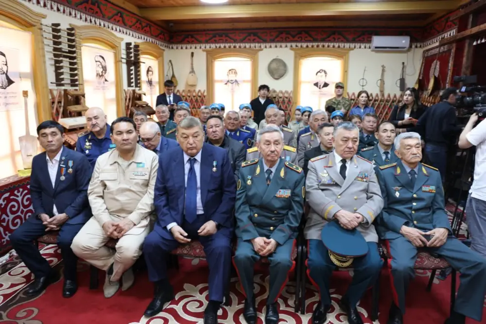 Военные традиции, национальное наследие, походные инструменты: генералы Вооруженных сил РК посетили Музей искусств в Астане (10)