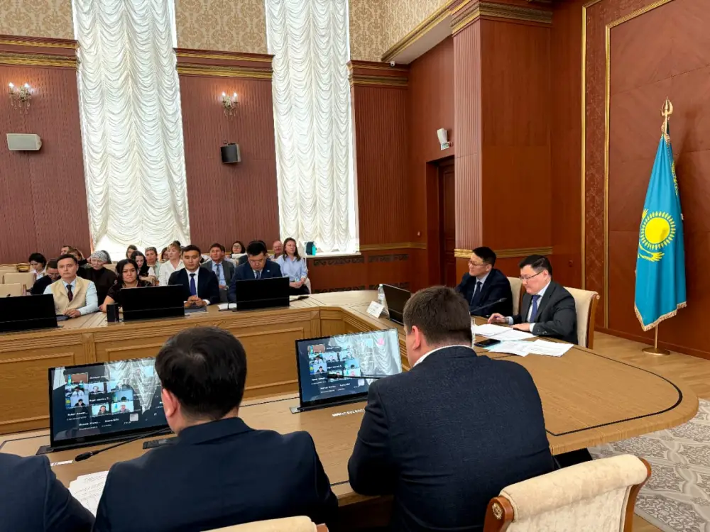 Ерлан Сагнаев встретился с бизнес-сообществом Карагандинской области: обсуждение поддержки предпринимательства и выделенных 14,2 млрд тенге {city2}