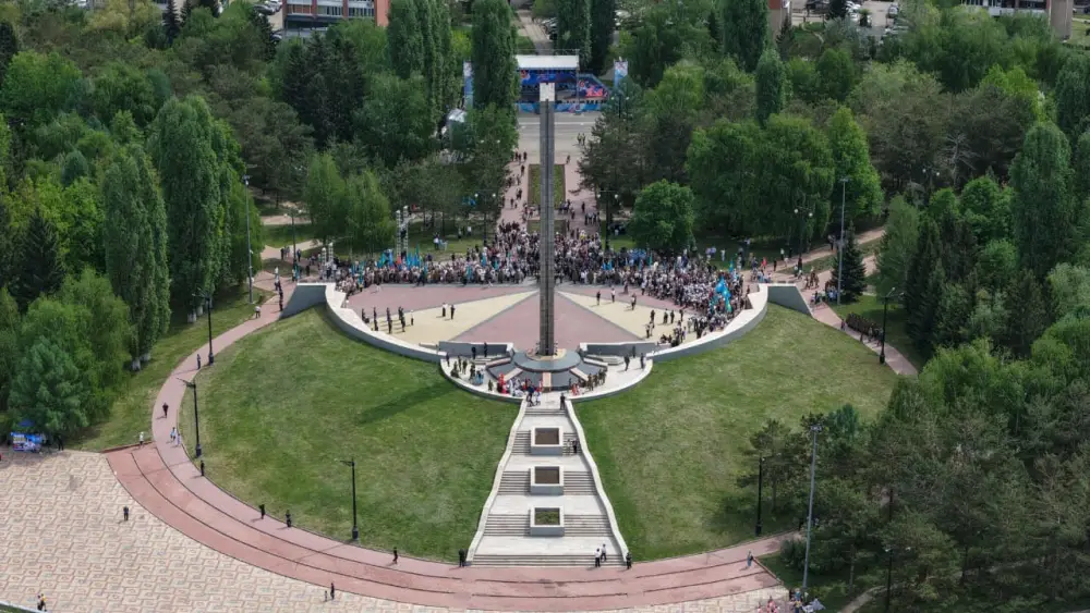 Цветы к мемориалу Славы в ВКО {city2}