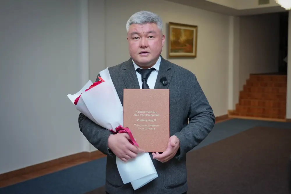 ИСПОЛНЕНИЕ ПОРУЧЕНИЯ ПРЕЗИДЕНТА: МИНИСТР ВРУЧИЛ МОЛОДЫМ УЧЕНЫМ СЕРТИФИКАТЫ НА КВАРТИРЫ (9)
