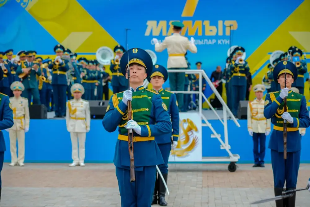 Робопсы, дроны и марши под открытым небом: Астана отпраздновала 7 Мая грандиозным плац-концертом (5)