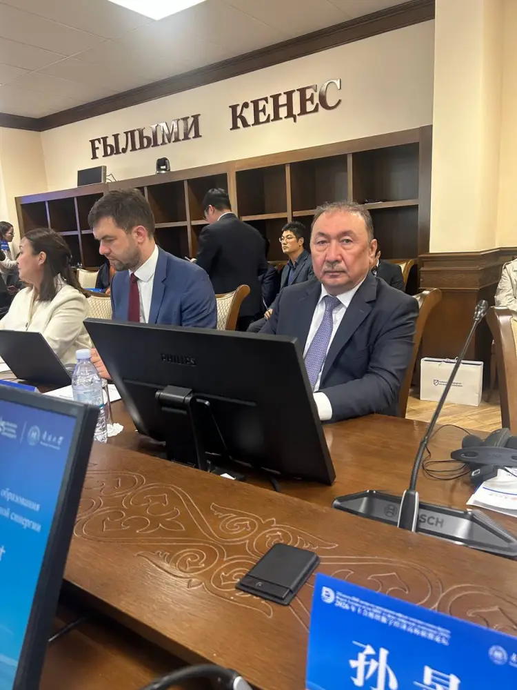 Рахат Токбаев выступил с докладом на Форуме Альянса вузов ШОС (5)