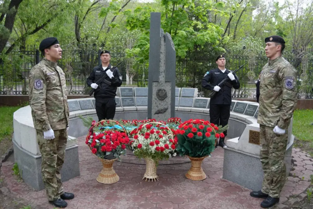 Международное сообщество почтило память полицейских, погибших при исполнении служебных обязанностей в Карагандинской области {city2}
