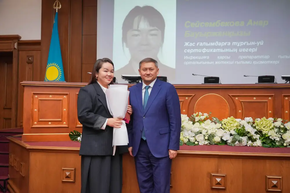 ИСПОЛНЕНИЕ ПОРУЧЕНИЯ ПРЕЗИДЕНТА: МИНИСТР ВРУЧИЛ МОЛОДЫМ УЧЕНЫМ СЕРТИФИКАТЫ НА КВАРТИРЫ (4)