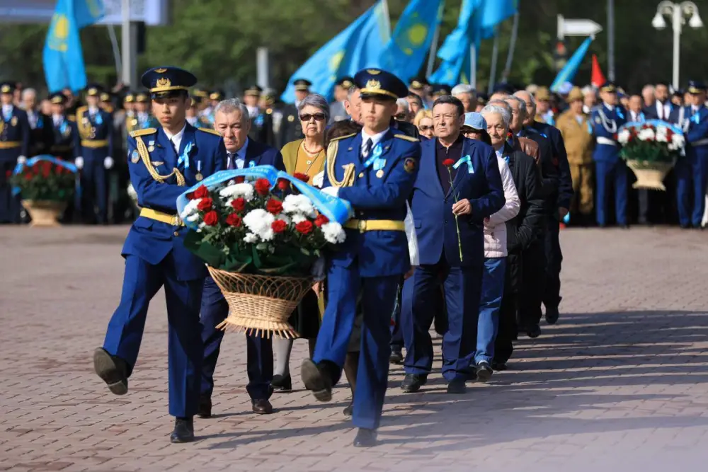 В День Победы актюбинцы возложили цветы у Обелиска Славы (8)