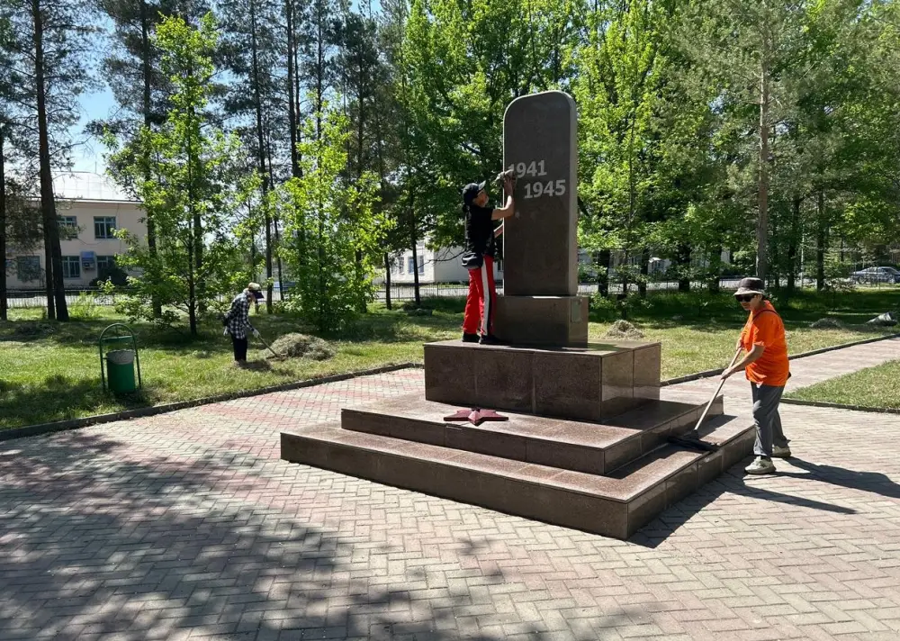 «Таза Қазақстан»: в Жетісу очистили территорию вокруг памятников, посвященных участникам Великой Отечественной войны (4)