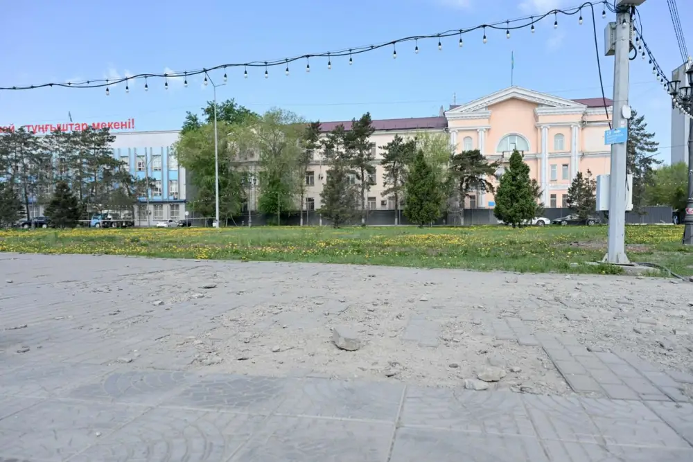 В Семее начались работы по реконструкции центральной площади (2)
