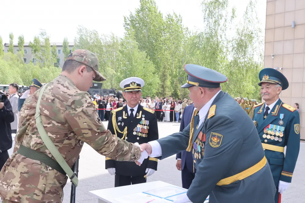 В Астане более 400 выпускников военной кафедры торжественно приняли присягу {city2}