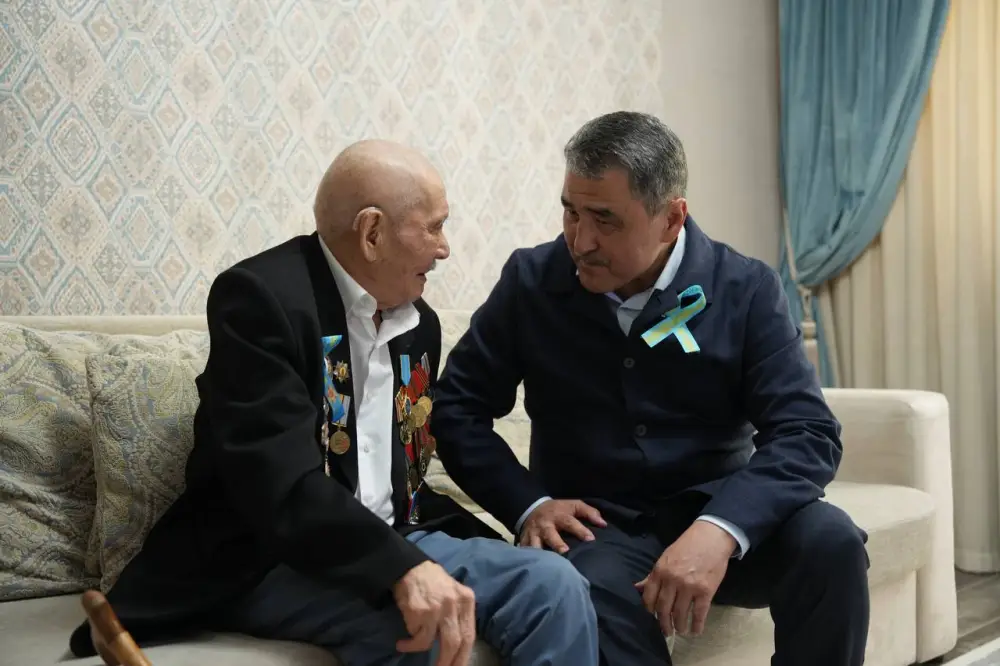 Министр водных ресурсов и ирригации Казахстана поздравил 102-летнего ветерана с Днем победы {city2}