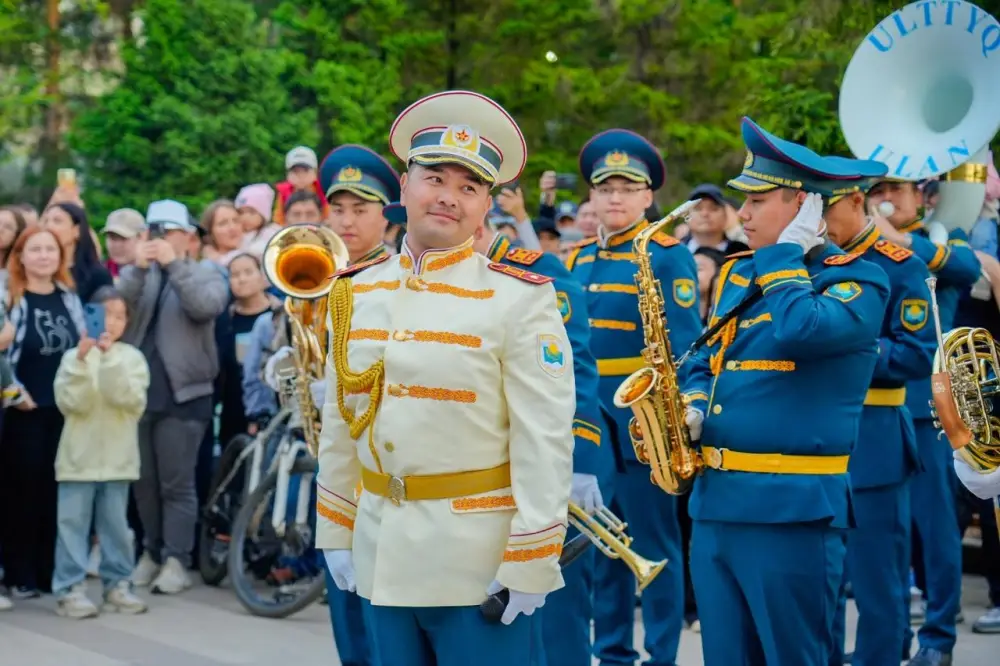 Современные хиты в исполнении военного оркестра прозвучали в Астане в День защитника Отечества (7)
