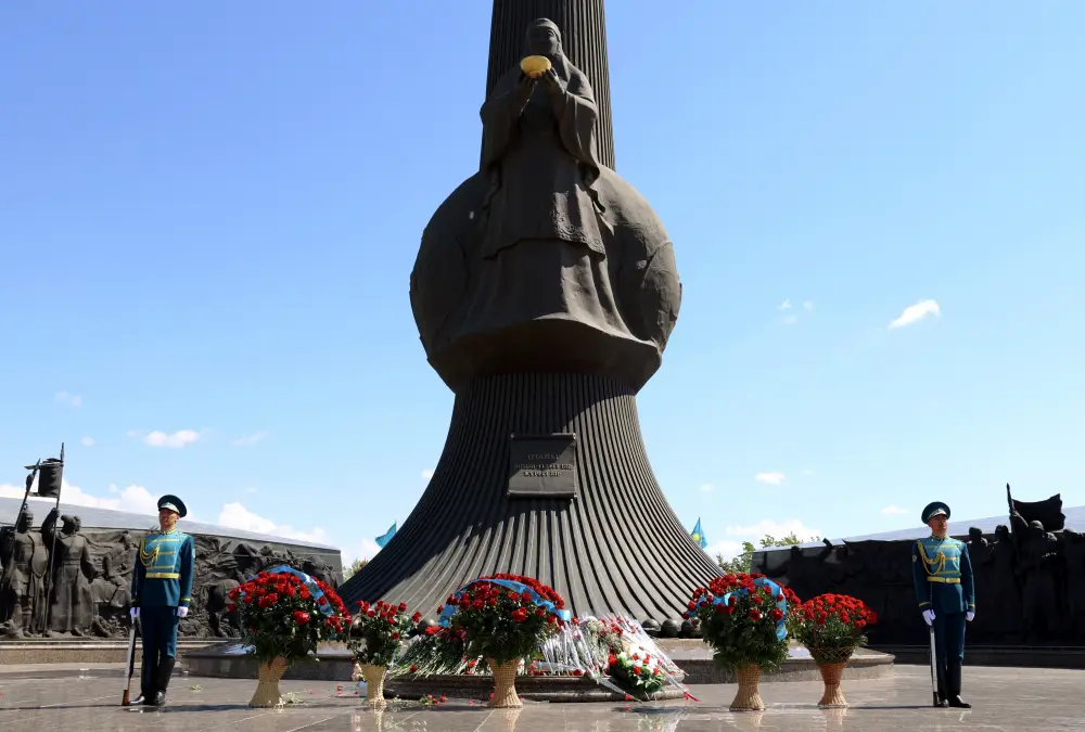 Министр обороны возложил цветы к монументу «Отан Ана» (6)