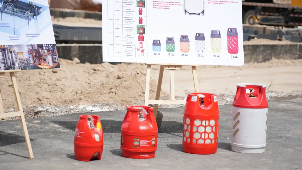 Глава МЧС посетил стройплощадку завода композитных газовых баллонов в Алматы (7)