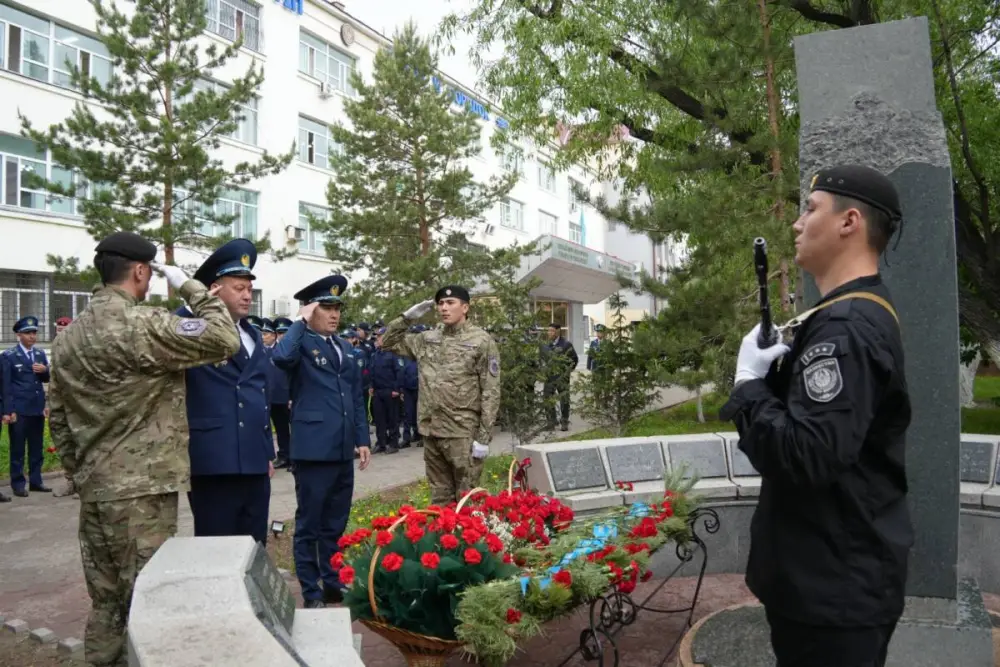 Полицейские почтили память коллег, погибших при исполнении служебных обязанностей в Карагандинской области (3)