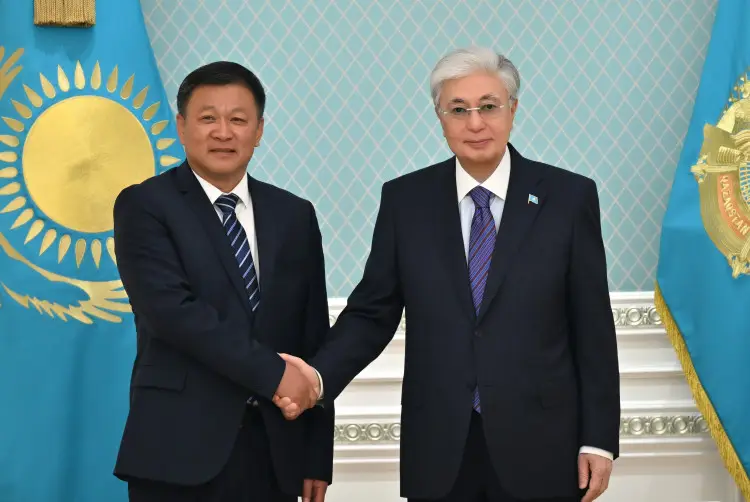 Глава государства принял председателя совета директоров компании Xinjiang Lihua Чжан Цихая {city2}