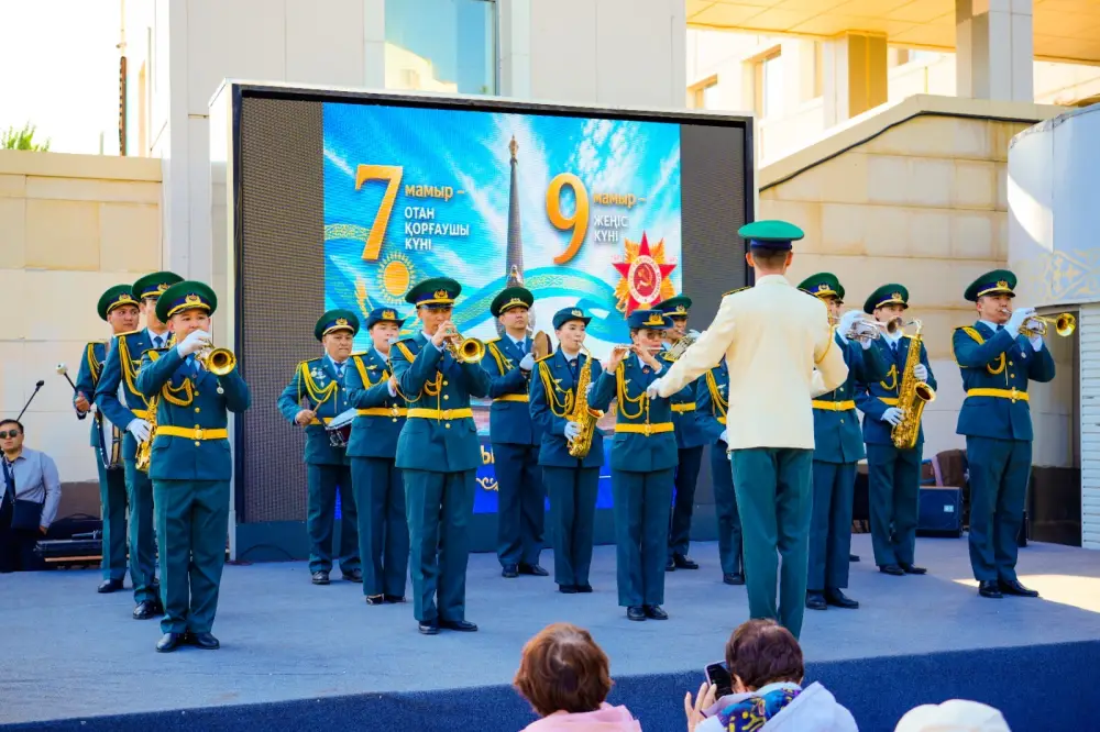 Звуки патриотизма: пограничники на набережной Есиля создали музыкальный мост между поколениями {city2}