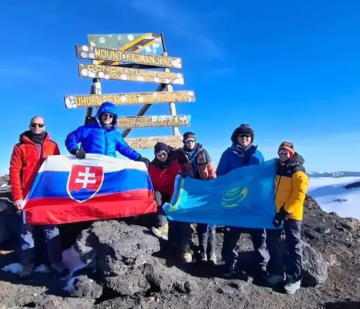 Восхождение актюбинского журналиста на Килиманджаро: символ единства и гордости для родного города {city2}