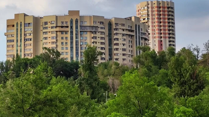 Цены на квартиры в Алматы и Астане почти сравнялись: эксперт объясняет причины и разрыв в стоимости за квадрат {city2}