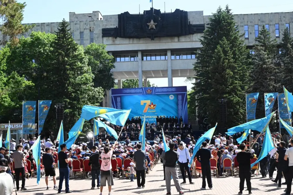 В Алматы в честь Дня защитника Отечества торжественно подняли Государственный флаг (7)