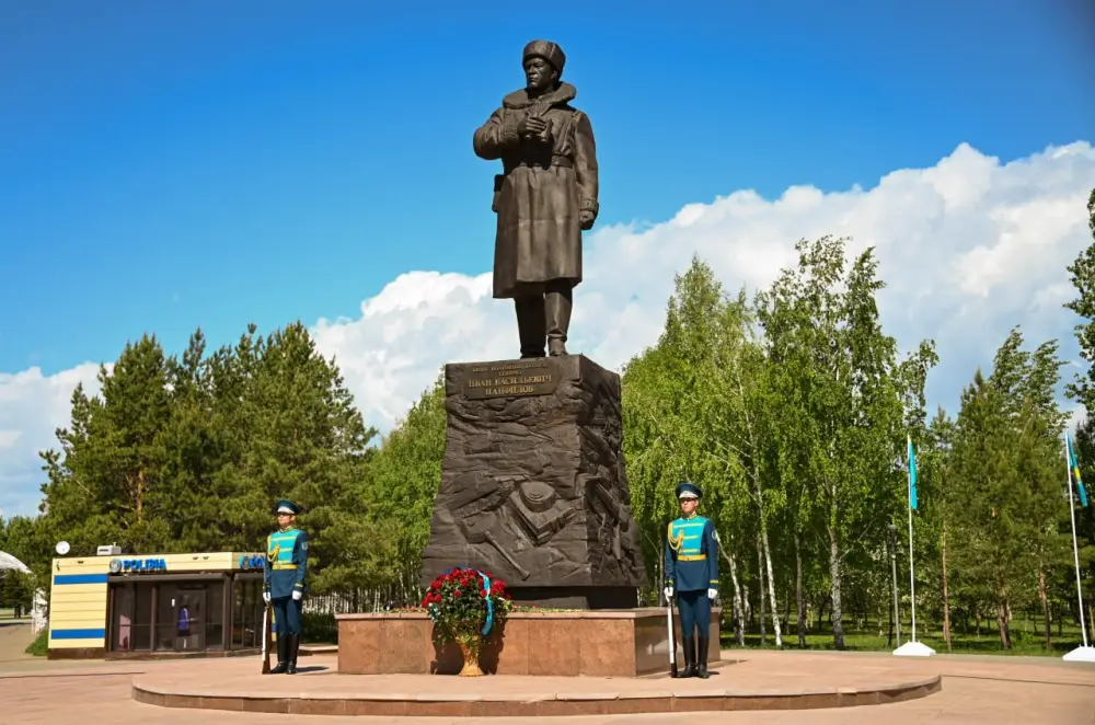 В столичном парке «Жерұйық» первый заместитель министра обороны почтил память генерала Ивана Панфилова (4)