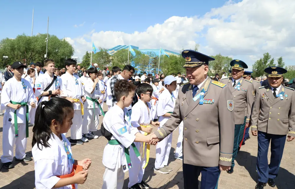 Министр обороны Даурен Косанов почтили память павших героев Великой Отечественной войны {city2}