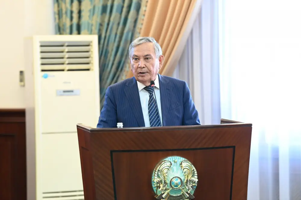 Олжас Бектенов от имени Главы государства поблагодарил Нурлыбека Налибаева на встрече с активом области (4)