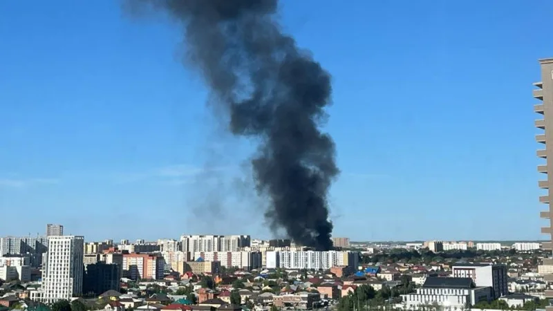 Пожар на крыше двухэтажного здания в Астане: жители запечатлели последствия ЧП на видео {city2}