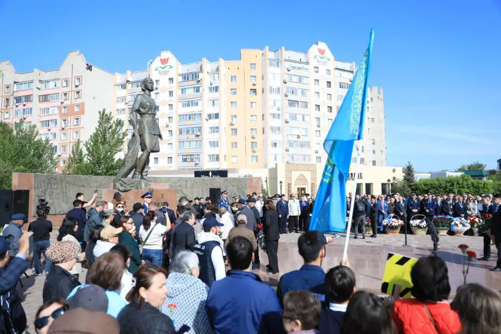 Актюбинцы возложили цветы в знак почтения к подвигу Алии Молдагуловой (6)