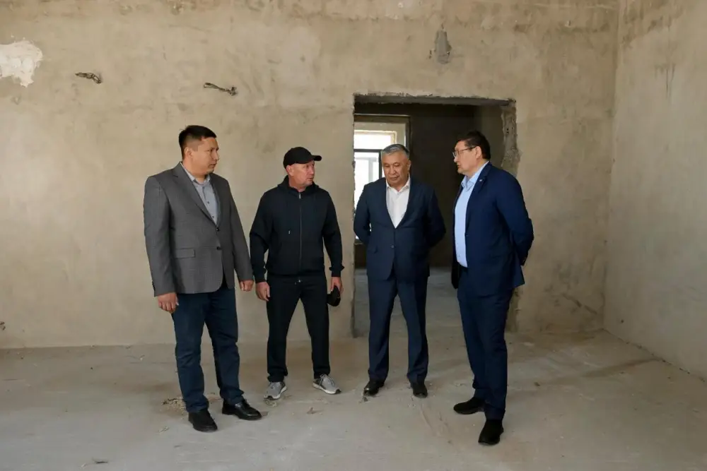Аким области посетил недостроенный объект культуры в селе Белағаш Бородулихинского района (8)