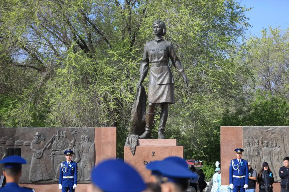 Актюбинцы возложили цветы в знак почтения к подвигу Алии Молдагуловой (4)