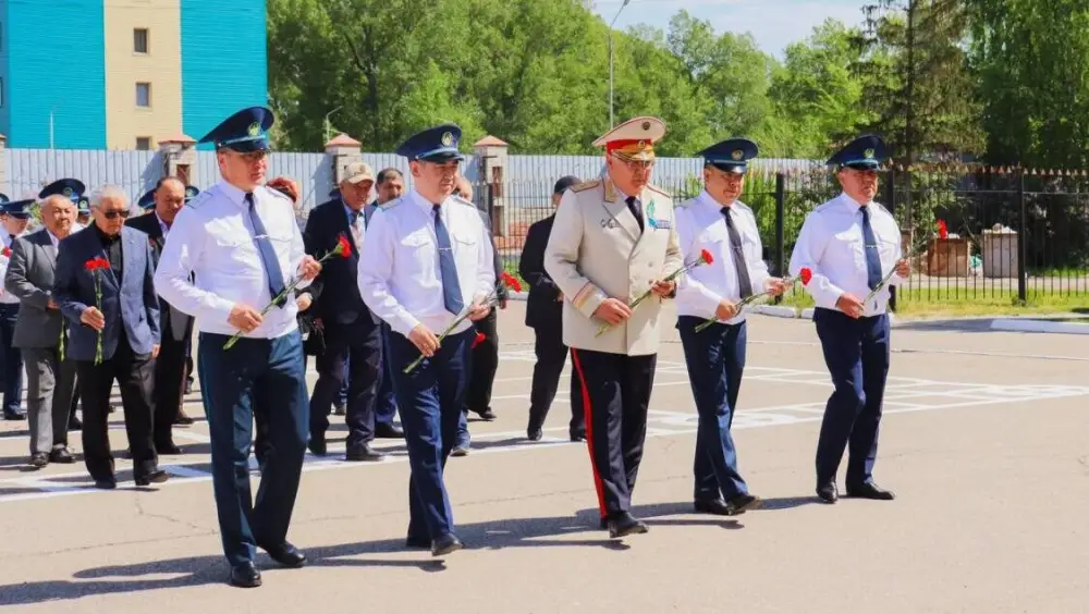 Память полицейских, погибших при исполнении служебных обязанностей почтили в ВКО (5)